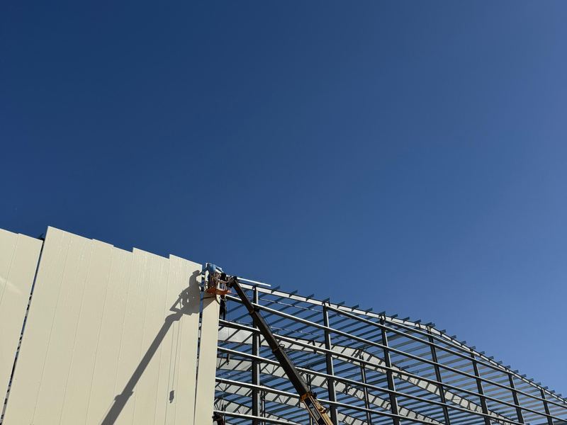 تنفيذ هيكل حديدي لمستودع ومصنع بمواصفات هندسية